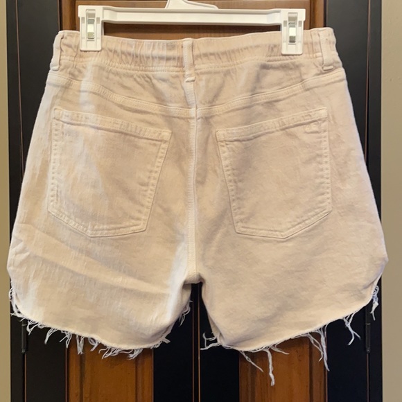American Eagle Size 8 Cream colored shorts - Picture 2 of 2